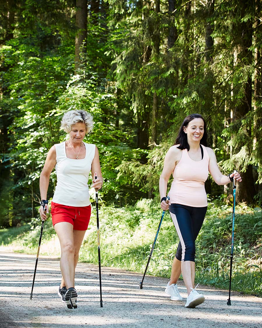 Nordic-Walking auf gut ausgebauten Kieswegen im Bayerischen Wald