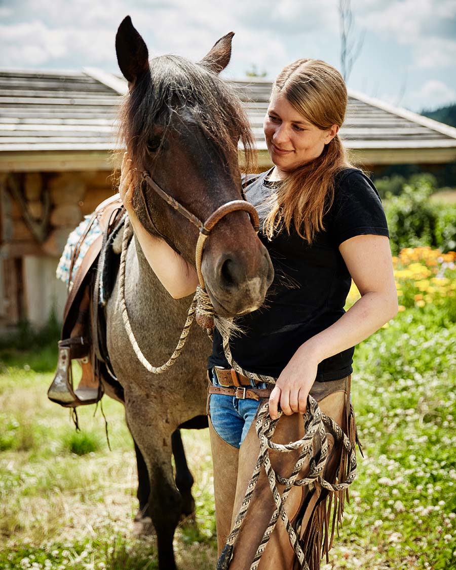 Portrait von Pferd und Reittrainerin
