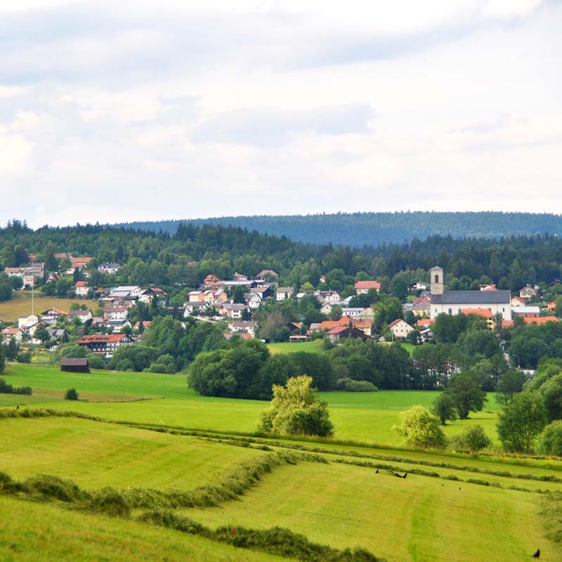 Blick in die Gemeinde Neureichenau im Bayerischen Wald