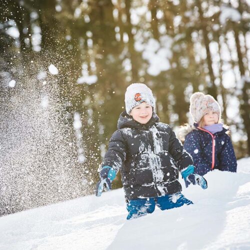 Kinder spielen im Schnee
