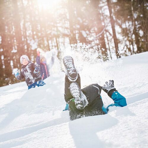 Schneeballschlacht zwischen mehreren Kindern