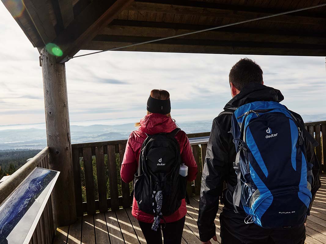 Paar auf dem Aussichtssturm am Haidel