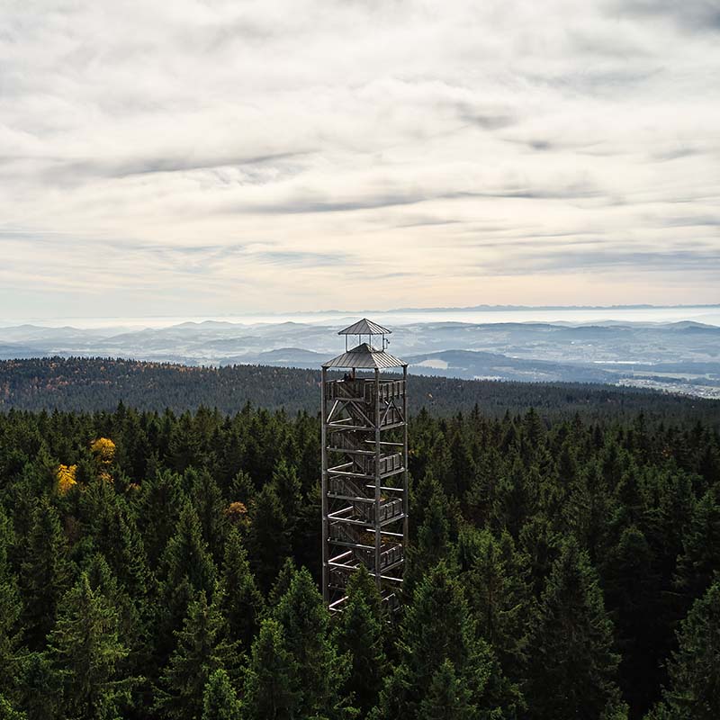 Der Aussichtsturm am Haidel mit Blick bis in die Alpen