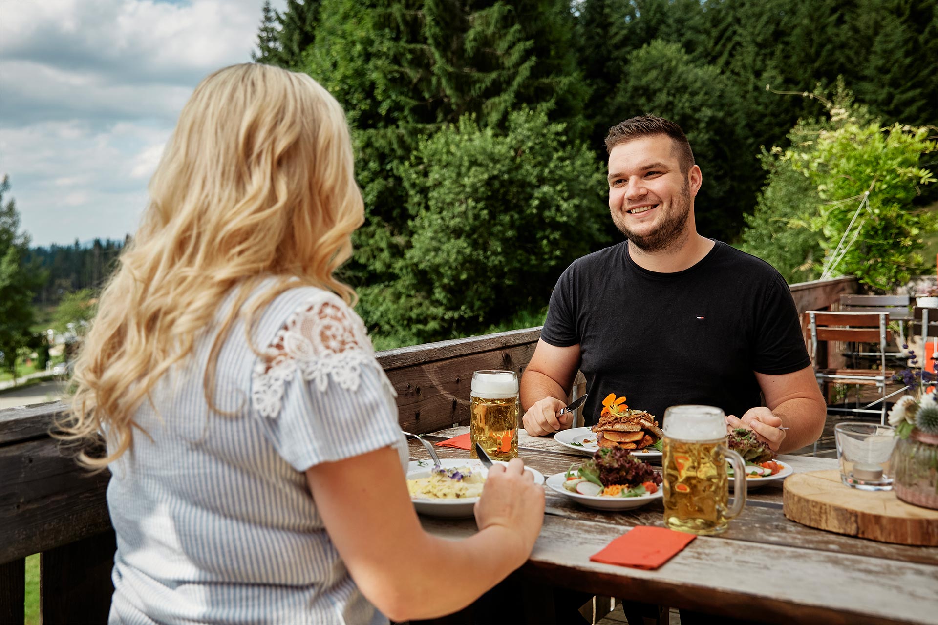 Paar beim Mittagessen auf Terrasse mit Weitblick