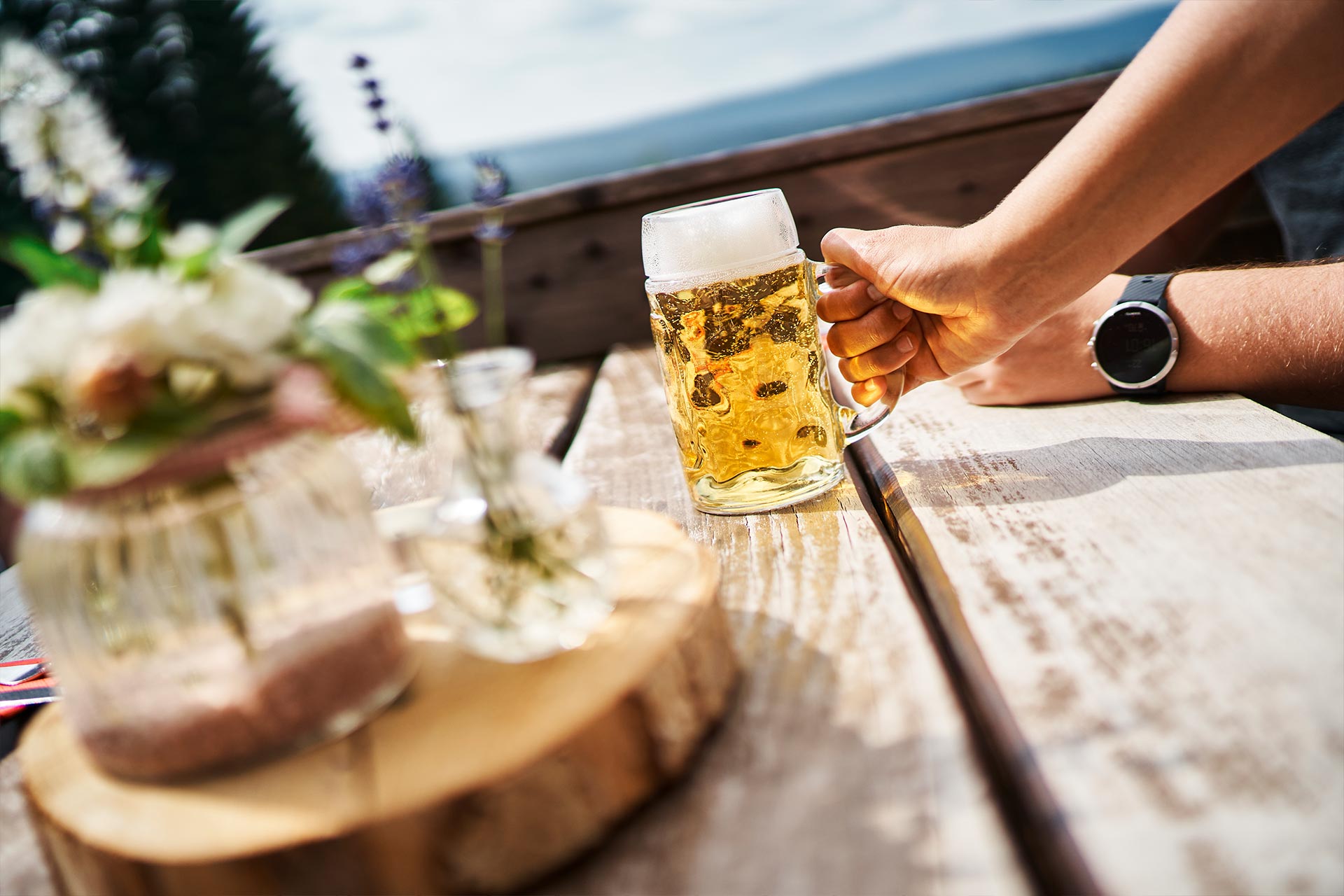 Kellner bringt eine frische Halbe Bier
