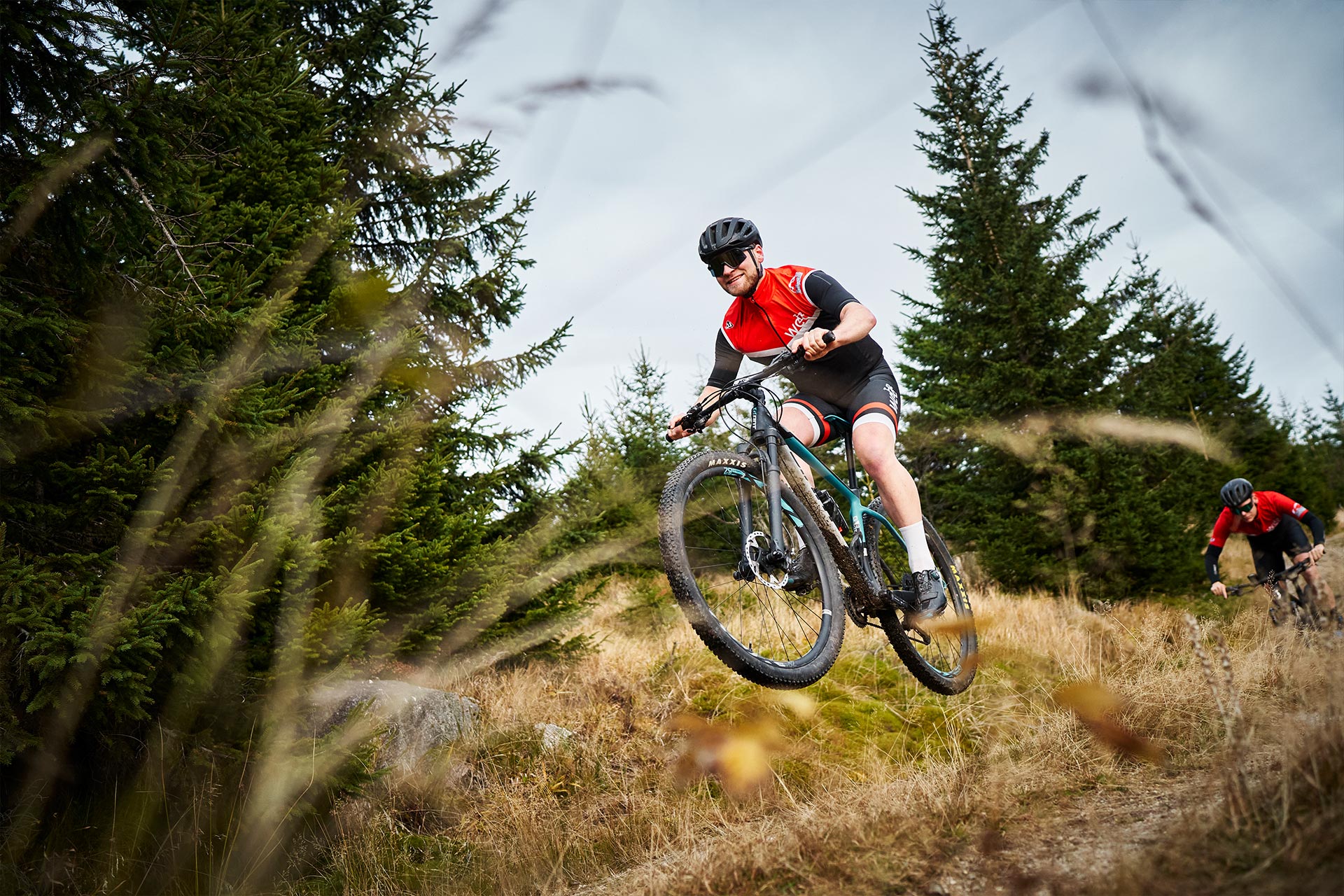 Ein Mountainbiker während eines Sprungs im Downhill