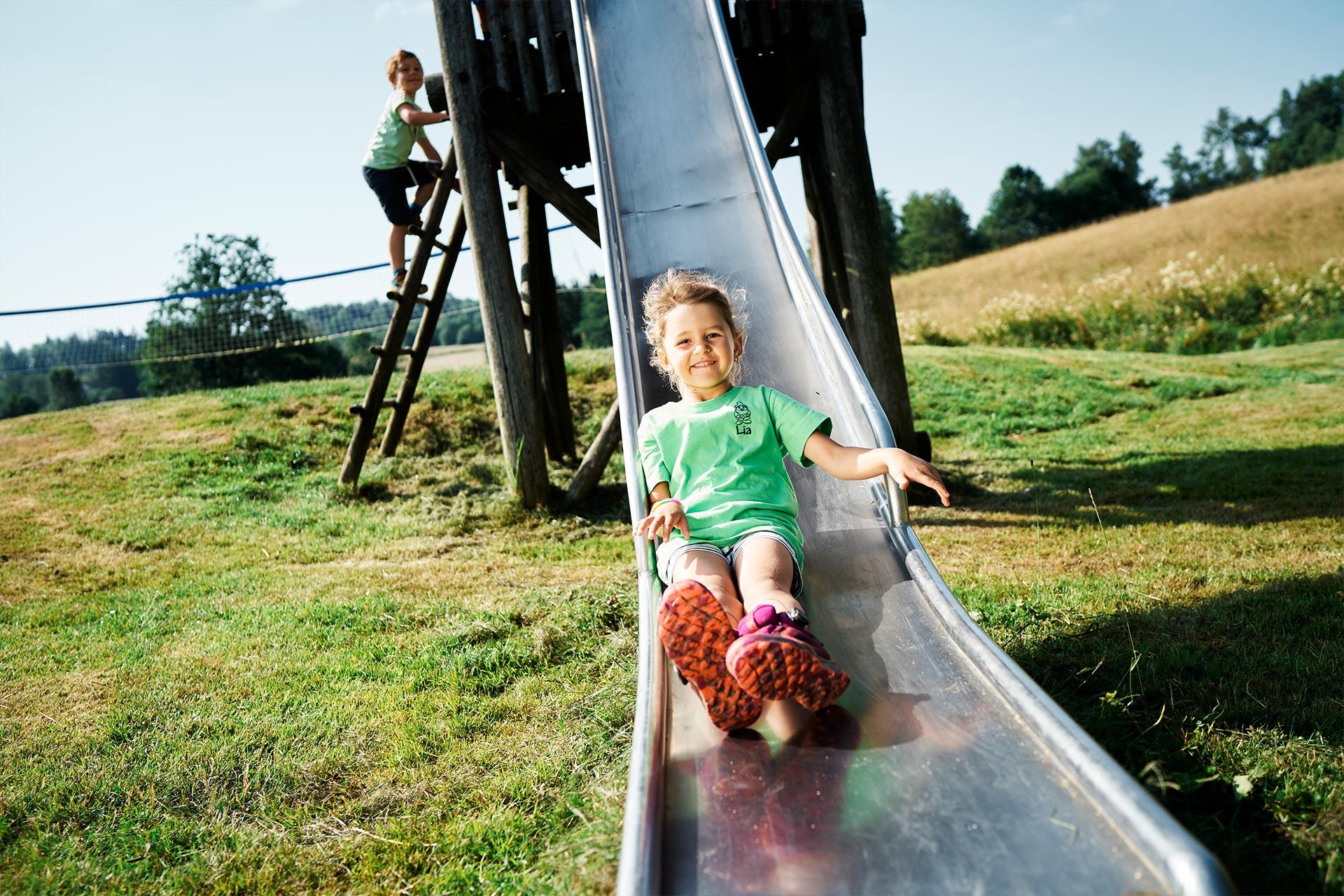 Mädchen beim Rutschen am Spielplatz