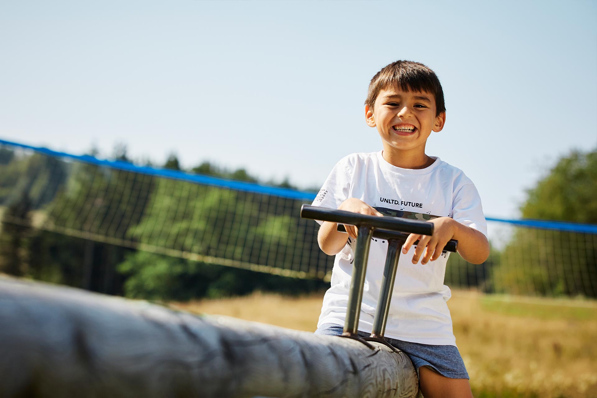 Junge auf der Wippe am Spielplatz