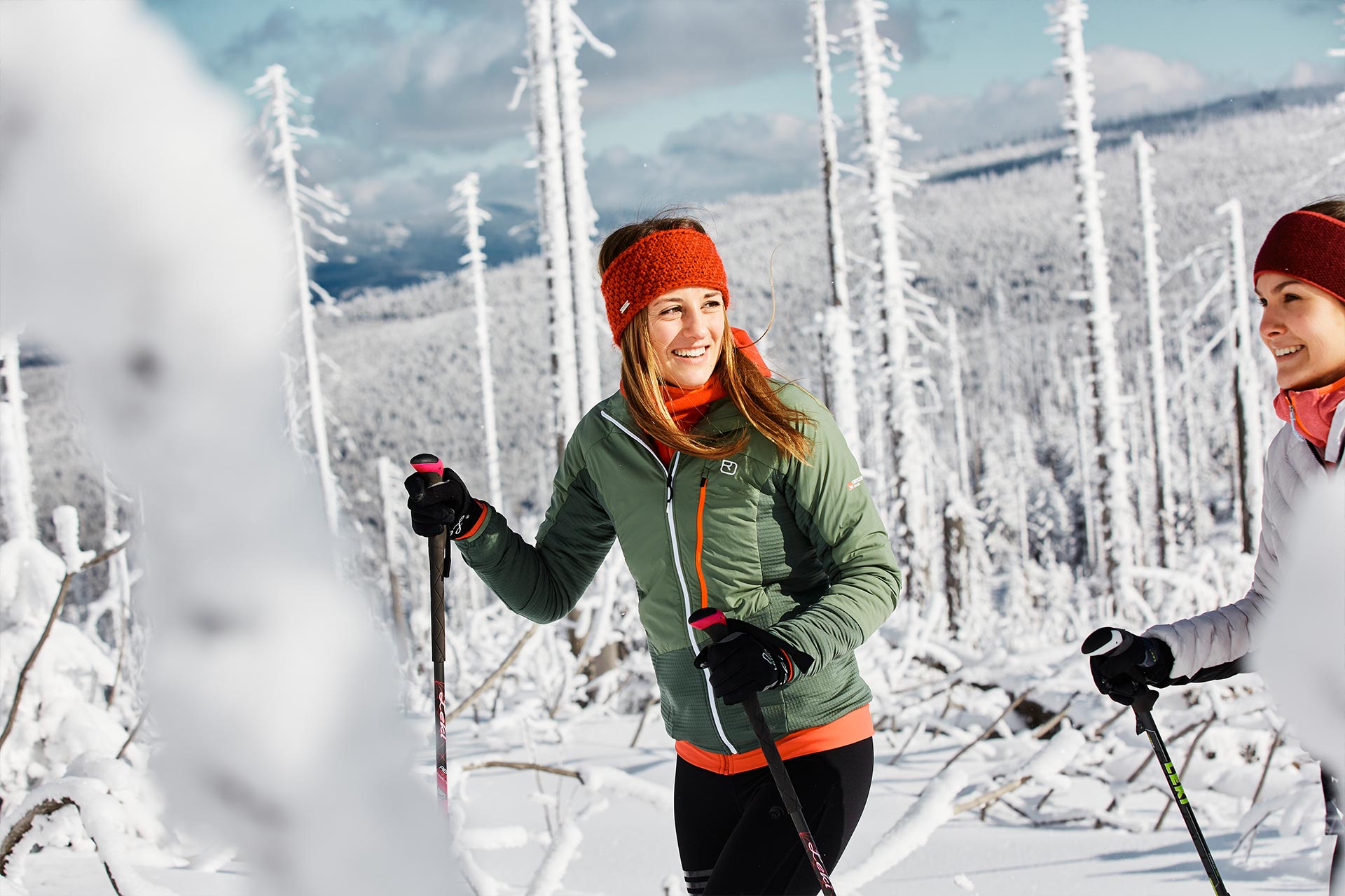 Zwei Frauen bei einer Winterwanderung am Dreisessel